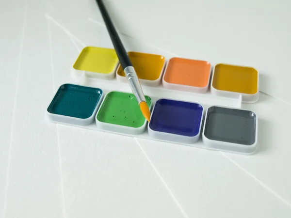 Sulu Boya parlak renkler fırça yakın çekim beyaz arka plan ile