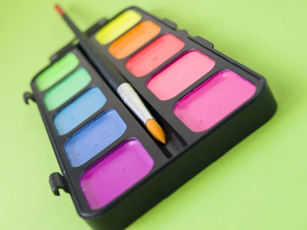 Bir fırça ile sulu boya parlak renkler yeşil arka plan kapatın