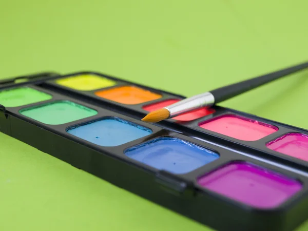 Bir fırça ile sulu boya parlak renkler yeşil arka plan kapatın