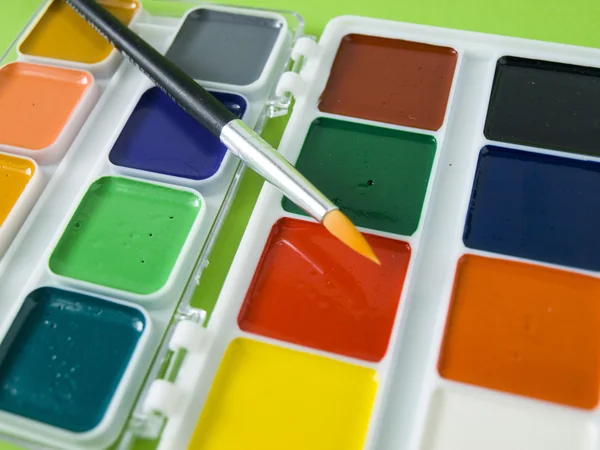 Bir fırça ile sulu boya parlak renkler yeşil arka plan kapatın