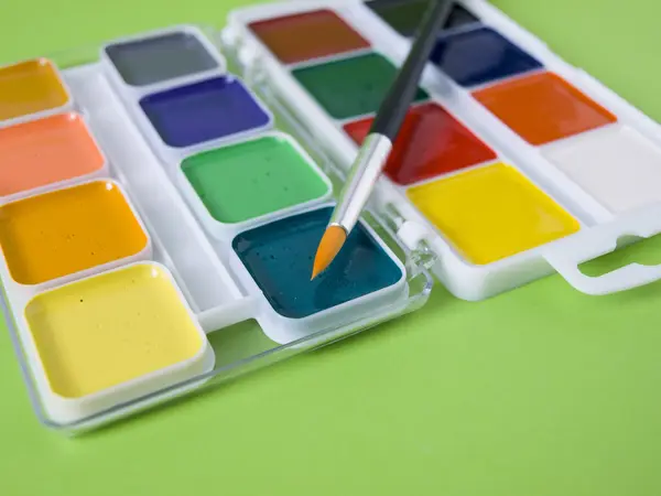 Bir fırça ile sulu boya parlak renkler yeşil arka plan kapatın