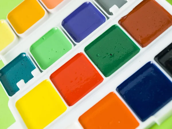 Sulu Boya parlak renkler fırça yakın çekim beyaz arka plan ile