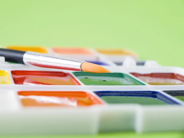 Bir fırça ile sulu boya parlak renkler yeşil arka plan kapatın