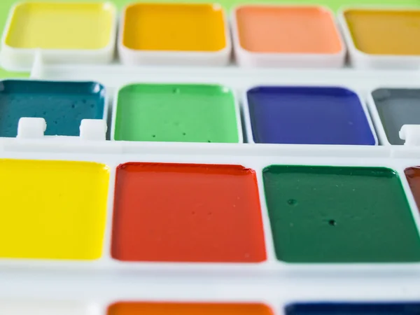 Sulu Boya parlak renkler fırça yakın çekim beyaz arka plan ile