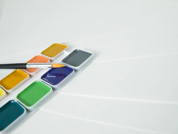Sulu Boya parlak renkler fırça yakın çekim beyaz arka plan ile