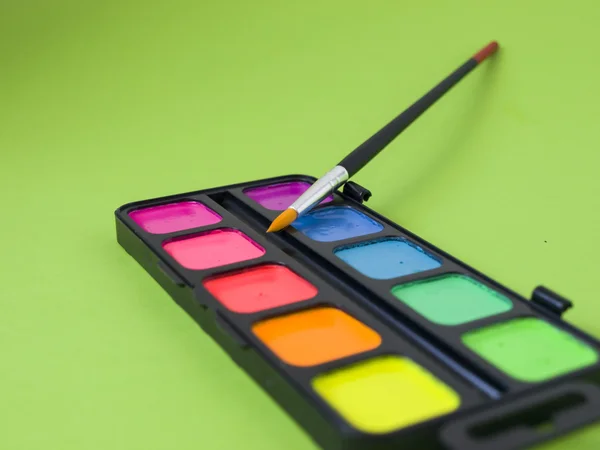 Bir fırça ile sulu boya parlak renkler yeşil arka plan kapatın