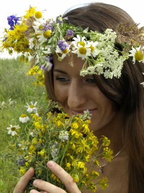 Kız başında alan çiçek çelenk ile yaz alanında
