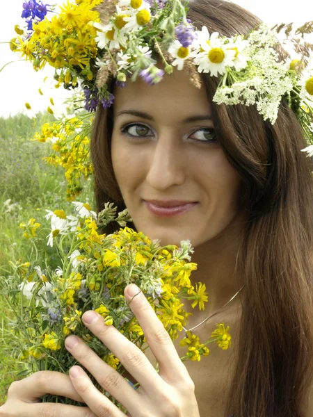 Kız başında alan çiçek çelenk ile yaz alanında