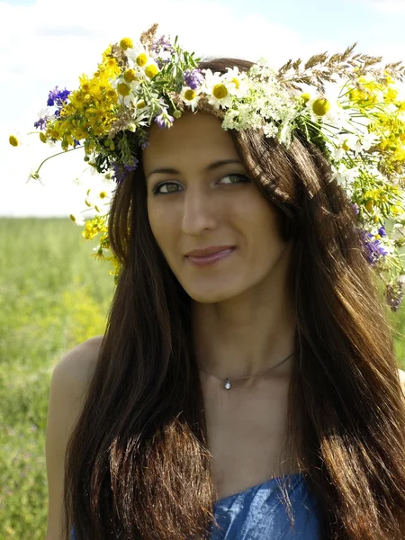 Kız başında alan çiçek çelenk ile yaz alanında