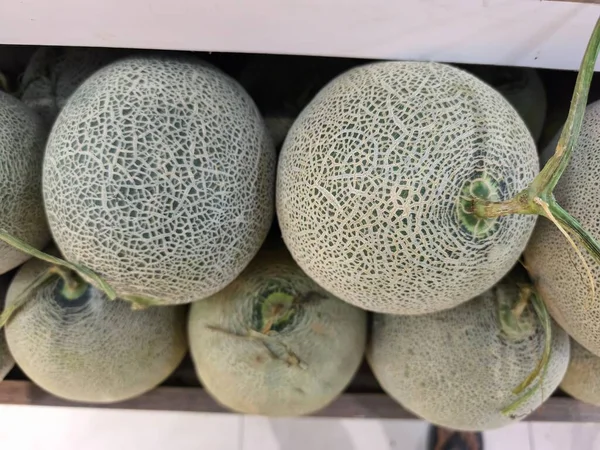 Kendine özgü ağlı derisi olan yeşil kavunlar, tazeliklerini ve doğal dokularını sergilerler.