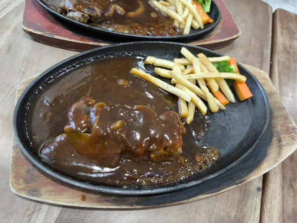 Cızırdayan bir elektrikli ocağa yaklaşın. İçinde bol bol biftek, bol sos, çıtır patates kızartması ve ahşap bir tahtanın üstünde buharda pişirilmiş sebzeler olsun.