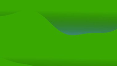 Mavi su yansımalı yeşil manzara.