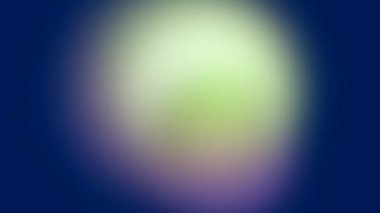 Bulanık yeşil ışık koyu mavi bir arkaplan üzerine yoğunlaşır ve yumuşak ve huzurlu bir görsel etki yaratır..