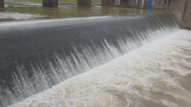 Nehir Suyu Şelalesi Küçük Su Barajı 'nda