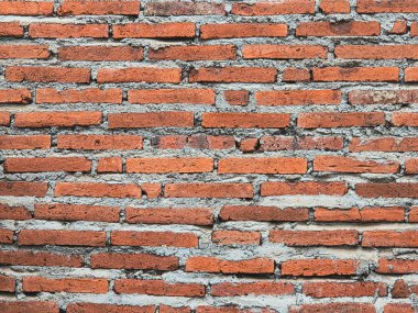 Mimari bir arka planda eski bir kırmızı tuğla duvarın detaylı dokusu