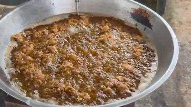 Çıtır çıtır kızarmış tavuk haşlanmış yağda kızartılıyor zengin altın dokular ve yüzen gevrek kırıntılar