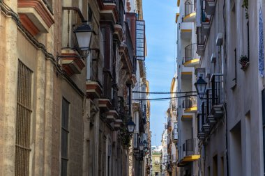 Tarihi bir Akdeniz kasabasının sokak manzarası. Balkonları, dar sokakları ve caddeleri olan güzel eski cepheler. Güneşli Atlantik Okyanusu, Cadiz, Endülüs, İspanya