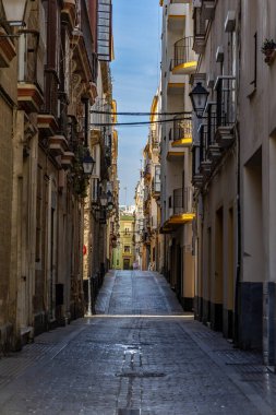 Tarihi bir Akdeniz kasabasının sokak manzarası. Balkonları, dar sokakları ve caddeleri olan güzel eski cepheler. Güneşli Atlantik Okyanusu, Cadiz, Endülüs, İspanya