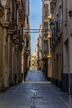 Tarihi bir Akdeniz kasabasının sokak manzarası. Balkonları, dar sokakları ve caddeleri olan güzel eski cepheler. Güneşli Atlantik Okyanusu, Cadiz, Endülüs, İspanya