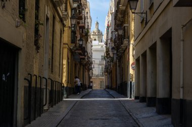 Tarihi bir Akdeniz kasabasının sokak manzarası. Balkonları, dar sokakları ve caddeleri olan güzel eski cepheler. Güneşli Atlantik Okyanusu, Cadiz, Endülüs, İspanya