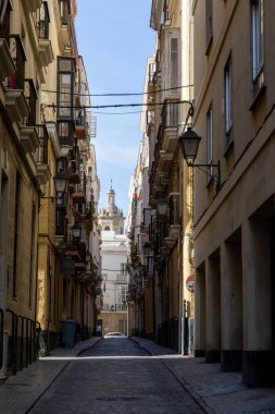 Tarihi bir Akdeniz kasabasının sokak manzarası. Balkonları, dar sokakları ve caddeleri olan güzel eski cepheler. Güneşli Atlantik Okyanusu, Cadiz, Endülüs, İspanya