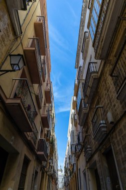 Tarihi bir Akdeniz kasabasının sokak manzarası. Balkonları, dar sokakları ve caddeleri olan güzel eski cepheler. Güneşli Atlantik Okyanusu, Cadiz, Endülüs, İspanya