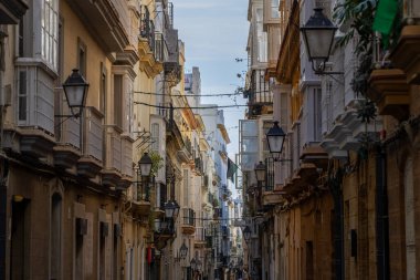 Tarihi bir Akdeniz kasabasının sokak manzarası. Balkonları, dar sokakları ve caddeleri olan güzel eski cepheler. Güneşli Atlantik Okyanusu, Cadiz, Endülüs, İspanya