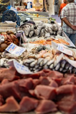 Pazarda balık satan bir tezgah. Çok güzel sunulmuş ve buzda. Mercado Central de Abastos de Cdiz, Atlantik, İspanya 'da balık alıcıları