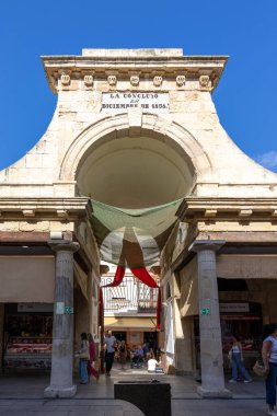 Eski kasabada eski bir tarihi bina. Meyve, et ve sebze pazarı eski ihtişamında. Mercado Central de Abastos de Cdiz, Endülüs, İspanya