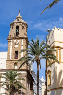 Tarihi bir Akdeniz kasabasının sokak manzarası. Balkonları, dar sokakları ve caddeleri olan güzel eski cepheler. Güneşli Atlantik Okyanusu, Cadiz, Endülüs, İspanya