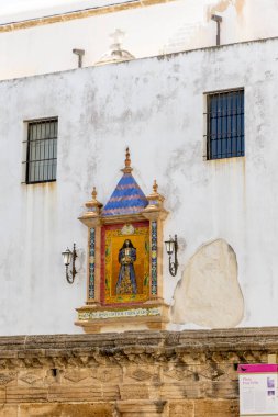 Tarihi bir Akdeniz kasabasının sokak manzarası. Balkonları, dar sokakları ve caddeleri olan güzel eski cepheler. Güneşli Atlantik Okyanusu, Cadiz, Endülüs, İspanya