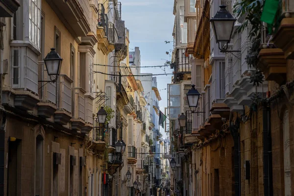 Tarihi bir Akdeniz kasabasının sokak manzarası. Balkonları, dar sokakları ve caddeleri olan güzel eski cepheler. Güneşli Atlantik Okyanusu, Cadiz, Endülüs, İspanya