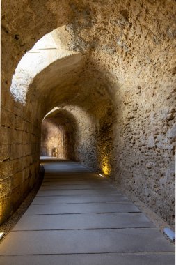 Şehrin kalbinde eski bir tarihi tiyatro. Oturma odasına giriş tüneli. Kalıntılar ortaya çıkarıldı, Teatro Romano de Cdiz, Endülüs, İspanya
