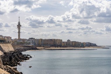 Tarihi bir kasaba. Gezinti güvertesindeki Carmender Kilisesi eski ihtişamını sergiliyor. Cadiz, Endülüs, Atlantik, İspanya