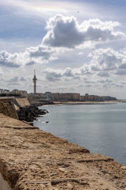 Tarihi bir kasaba. Gezinti güvertesindeki Carmender Kilisesi eski ihtişamını sergiliyor. Cadiz, Endülüs, Atlantik, İspanya