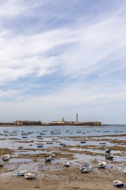 Tarihi bir kasaba. Gezinti güvertesindeki Carmender Kilisesi eski ihtişamını sergiliyor. Cadiz, Endülüs, Atlantik, İspanya