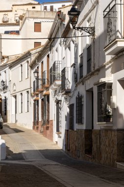 Beyaz Köyler 'in güzergahında. Dağın içinde ve içinde bir sürü beyaz ev bulunan tarihi bir kasabanın yolları ve dar sokakları. Setenil de las Bodegas, Cadiz, Endülüs, İspanya