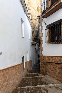 Beyaz köylerin yolu üzerinde. Dağın içine ve etrafına bir sürü beyaz ev inşa edilmiş tarihi bir kasabanın yolları ve dar sokakları. Setenil de las Bodegas, Cadiz, Endülüs, İspanya