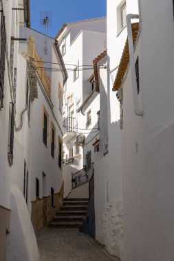Beyaz Köyler 'in güzergahında. Dağın içinde ve içinde bir sürü beyaz ev bulunan tarihi bir kasabanın yolları ve dar sokakları. Setenil de las Bodegas, Cadiz, Endülüs, İspanya