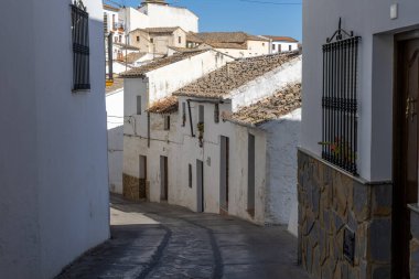 Beyaz Köyler 'in güzergahında. Dağın içinde ve içinde bir sürü beyaz ev bulunan tarihi bir kasabanın yolları ve dar sokakları. Setenil de las Bodegas, Cadiz, Endülüs, İspanya