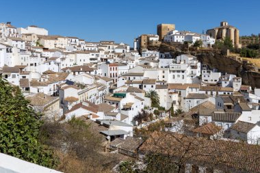 Beyaz Köyler Yolu 'nda. Dağın içinde ve içinde bir sürü beyaz ev bulunan tarihi bir kasabanın manzarası ya da silüeti. Setenil de las Bodegas, Endülüs, İspanya