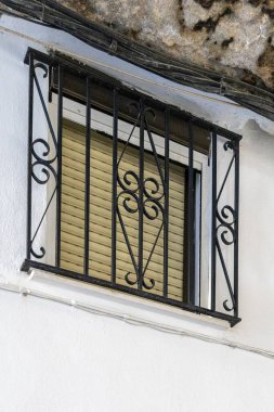 Beyaz Köyler Yolu 'nda. Setenil de las Bodegas, Cadiz, Endülüs, İspanya 'daki tarihi şehrin güzel pencereleri