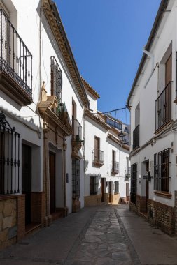 Beyaz Köyler 'in güzergahında. Dağın içinde ve içinde bir sürü beyaz ev bulunan tarihi bir kasabanın yolları ve dar sokakları. Setenil de las Bodegas, Cadiz, Endülüs, İspanya