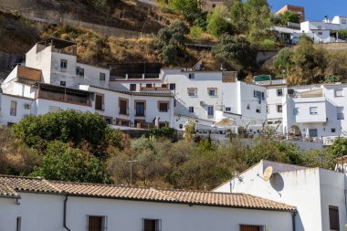 Beyaz Köyler 'in güzergahında. Dağın içinde ve içinde bir sürü beyaz ev bulunan tarihi bir kasabanın yolları ve dar sokakları. Setenil de las Bodegas, Cadiz, Endülüs, İspanya