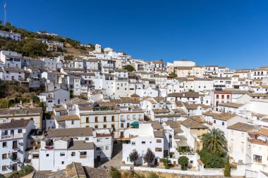 Beyaz Köyler Yolu 'nda. Dağın içinde ve içinde bir sürü beyaz ev bulunan tarihi bir kasabanın manzarası ya da silüeti. Setenil de las Bodegas, Endülüs, İspanya