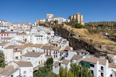 Beyaz Köyler Yolu 'nda. Dağın içinde ve içinde bir sürü beyaz ev bulunan tarihi bir kasabanın manzarası ya da silüeti. Setenil de las Bodegas, Endülüs, İspanya