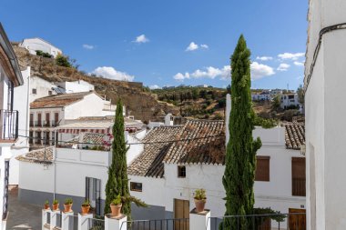 Beyaz Köyler 'in güzergahında. Dağın içinde ve içinde bir sürü beyaz ev bulunan tarihi bir kasabanın yolları ve dar sokakları. Setenil de las Bodegas, Cadiz, Endülüs, İspanya