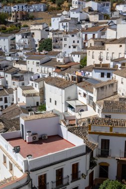 Beyaz Köyler Yolu 'nda. Dağın içinde ve içinde bir sürü beyaz ev bulunan tarihi bir kasabanın manzarası ya da silüeti. Setenil de las Bodegas, Endülüs, İspanya