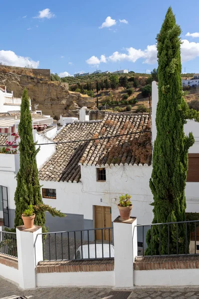 Beyaz Köyler 'in güzergahında. Dağın içinde ve içinde bir sürü beyaz ev bulunan tarihi bir kasabanın yolları ve dar sokakları. Setenil de las Bodegas, Cadiz, Endülüs, İspanya
