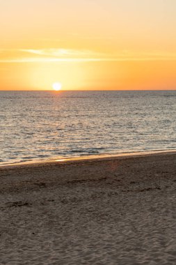 Sahilde nefes kesici bir gün batımı. Ufuktaki denizin üzerinde batan güneşin kumsalını seyret. Atlantik kıyısında Rota, Costa de la Lutz, Cdiz, Endülüs, İspanya yakınlarındaki manzara görüntüleri.